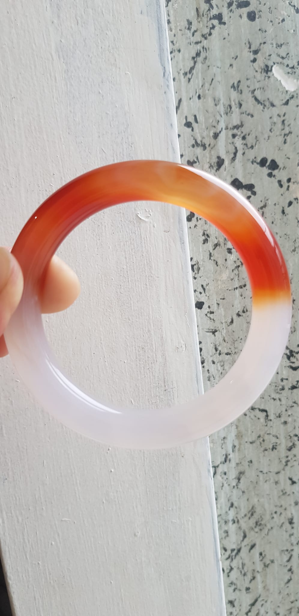 Vòng tay đá mã não Đỏ đậm Trắng Ni 56mm x cọng to 10mm Màu đỏ đậm trắng bóng 1 bên đẹp ạ Nữ 55kg - 63kg đeo xinh tay đẹp ạ
