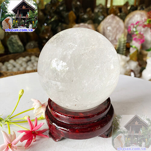 Quả cầu thạch anh tinh thể trắng tự nhiên giúp tăng cường trí nhớ cũng như sự tập trung QC977 nặng 840gr đường kính 8.5cm