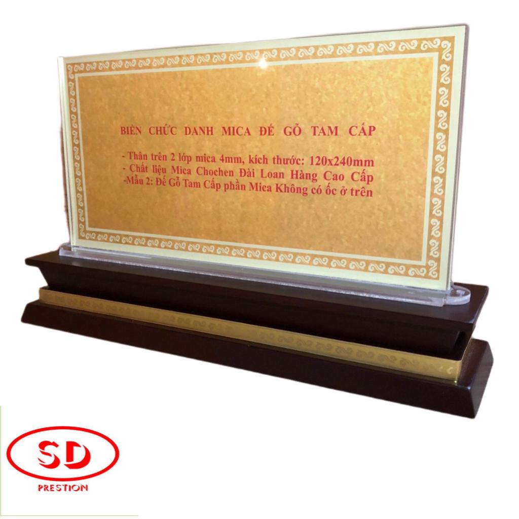 Biển chức danh mica đế gỗ tam cấp tiêu chuẩn 12x24cm