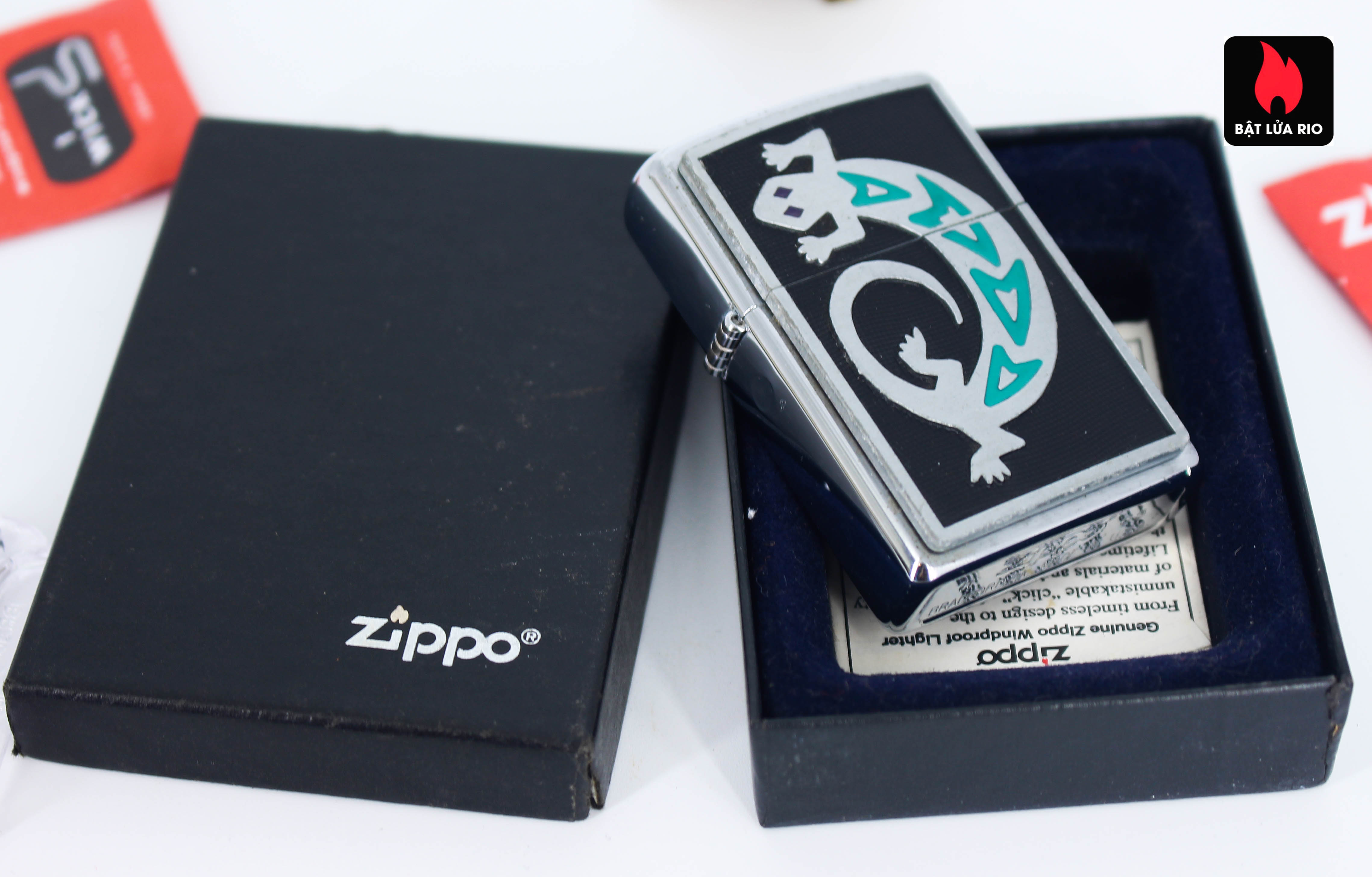 Bật Lửa Zippo 2005 – Zippo Emblem Silver Lizard Brushed Chrome
