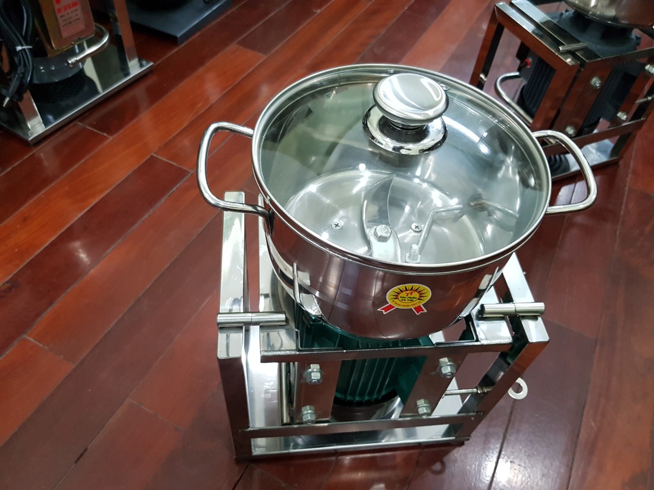 Máy xay thịt làm xúc xích, xay nhuyễn thịt làm giò chả, xay tôm cá, motor 900W có khung inox bao quanh rất chắc chắn