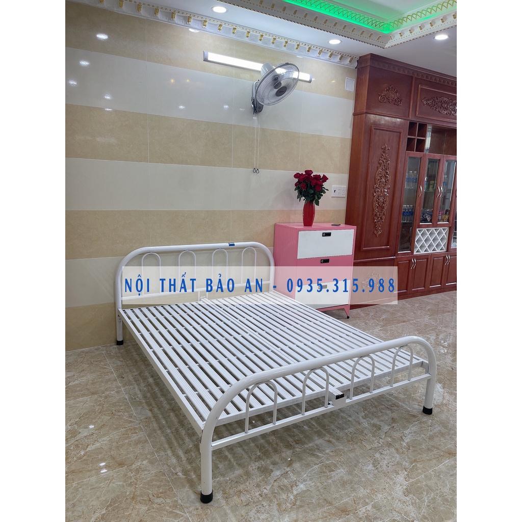 Giường sắt kích cỡ 3 người nằm 1m8x2m