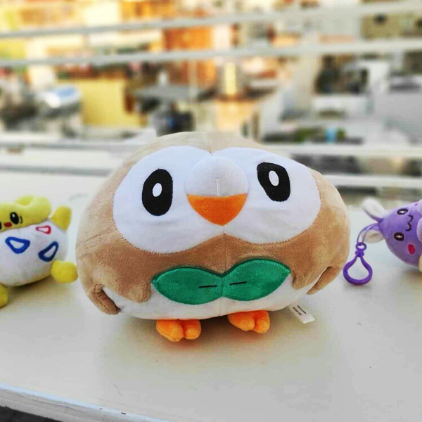 Gấu Bông Pokemon - Cú Mèo Rowlet (25 Cm) Gb130 (Tặng 1 Móc Khóa Dây Da Pu Đính Đá Lấp Lánh Màu Ngẫu Nhiên)