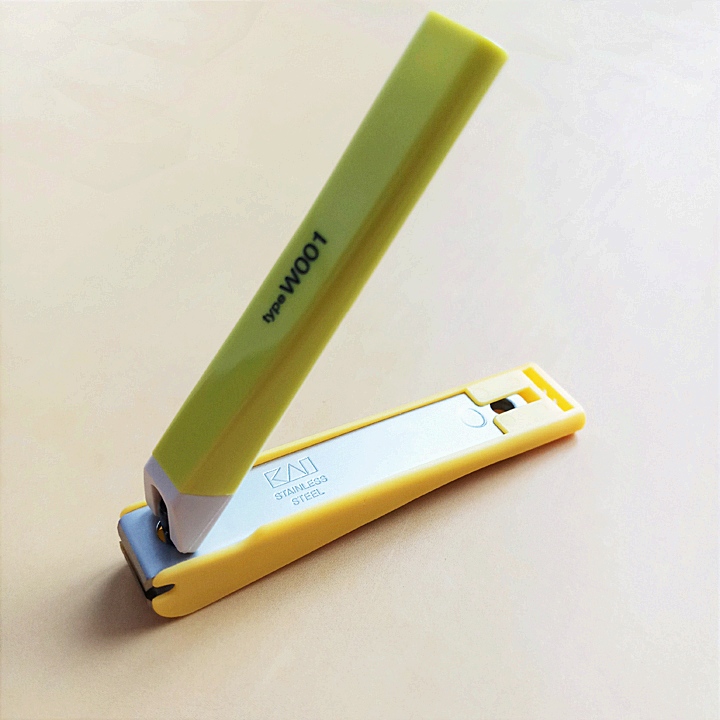 Bấm Móng Tay Inox Thân Nhựa Tybe W001 Kai Razor 39262 -KE0110 Cỡ Trung