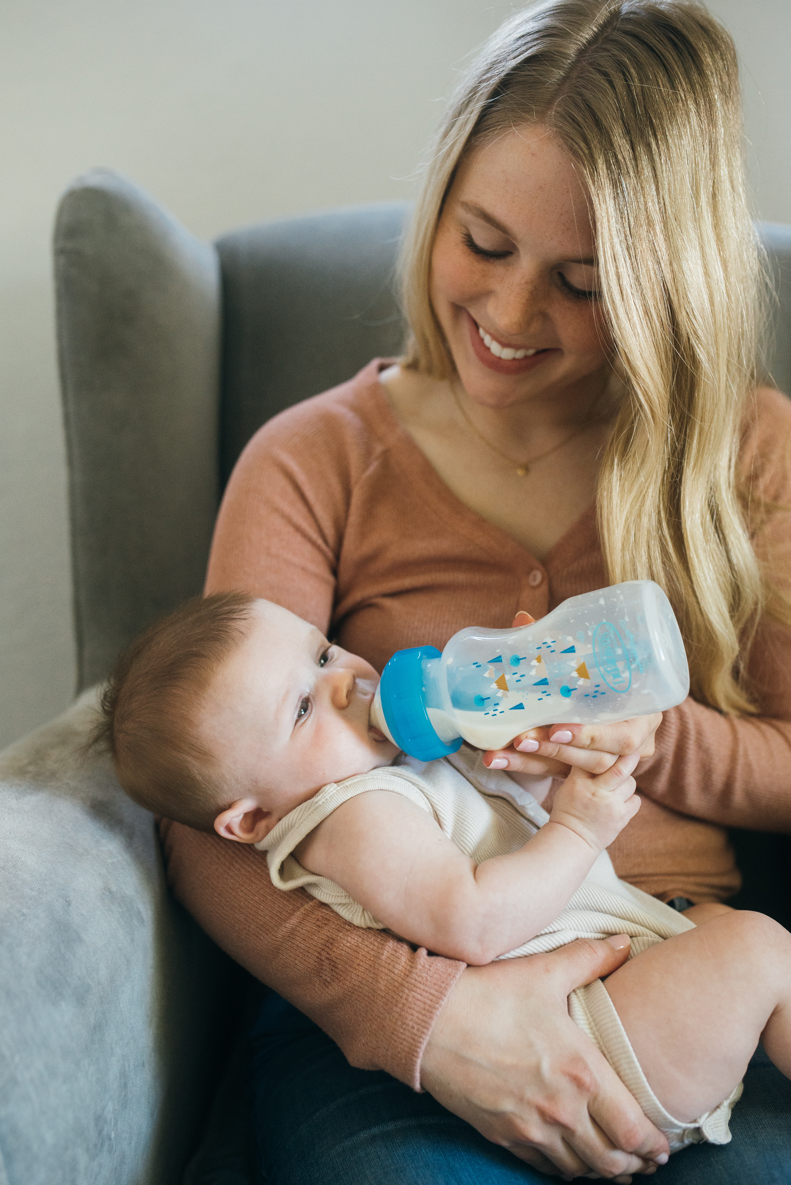 Bộ quà tặng gồm 3 bình sữa cổ rộng , 1 ty ngậm 0-6m+ và 1 cọ bình sữa