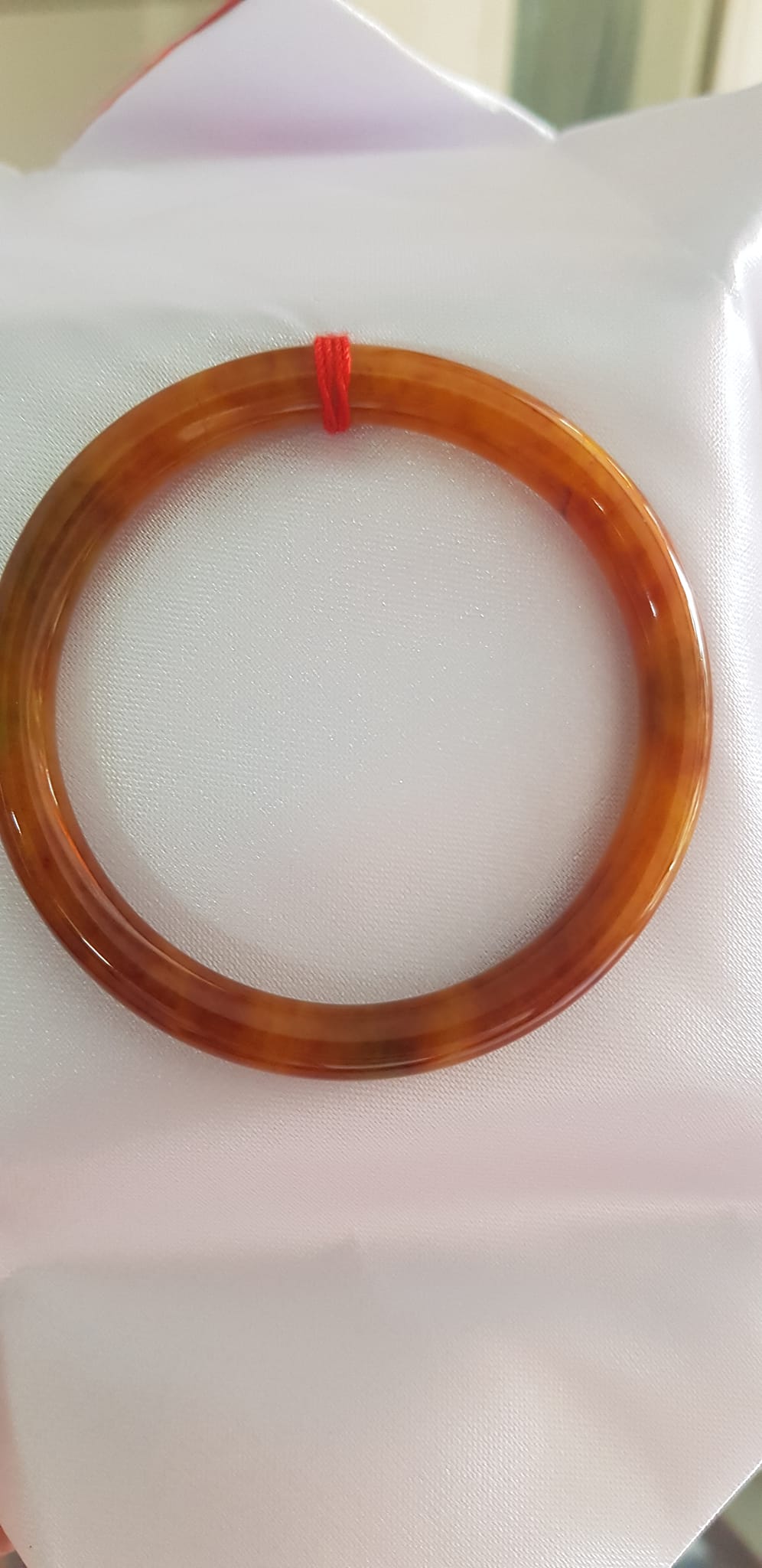 Vòng tay nữ đá Cẩm thạch Vàng đậm Vân vân bóng đẹp lạ Ni 50mm x cọng 6mm Nữ Thổ mệnh Kim 49kg - 53kg đeo Món quà tặng ý nghĩa dành cho các chị em đeo vòng tay Ni 50mm ạ