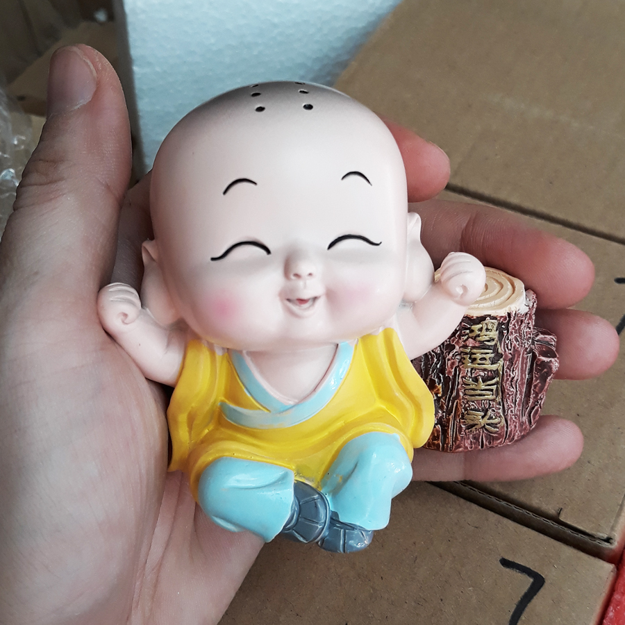 Tượng chibi chú tiểu bên khúc gỗ - chú tiểu may mắn