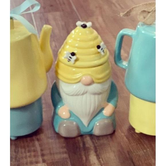 Nến thơm xk Martha Stewart Bee Gnome siêu cưng Honey &amp; Vanilla 581gr