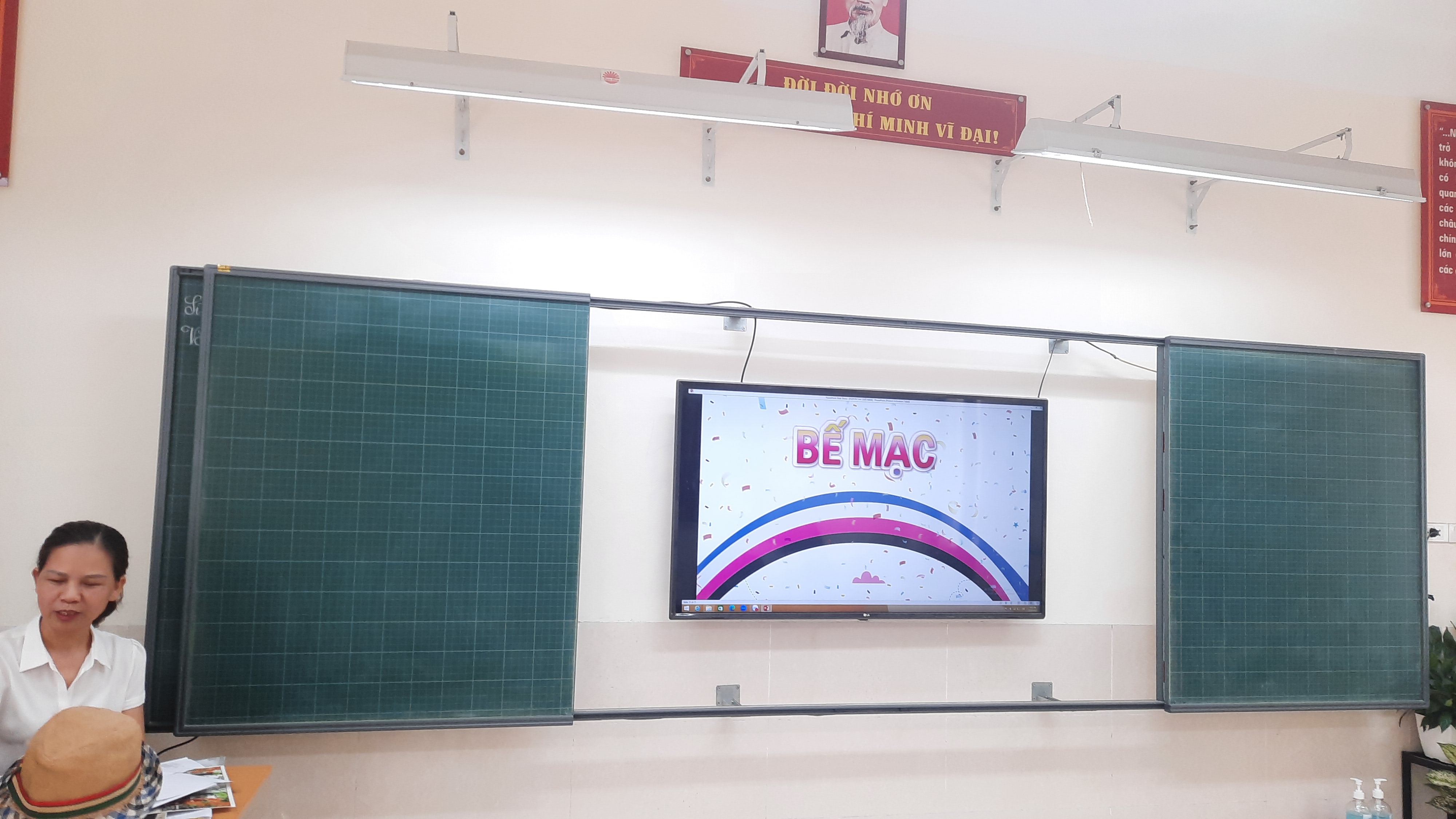 Bảng từ xanh kẻ ô ly, KT: 40x60cm