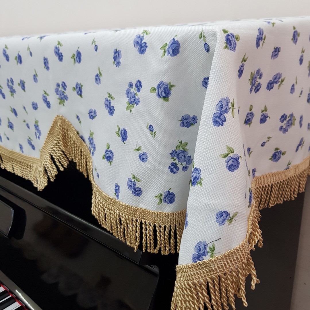 Khăn phủ đàn Piano mẫu nền vải trắng hoa xanh dương nhỏ