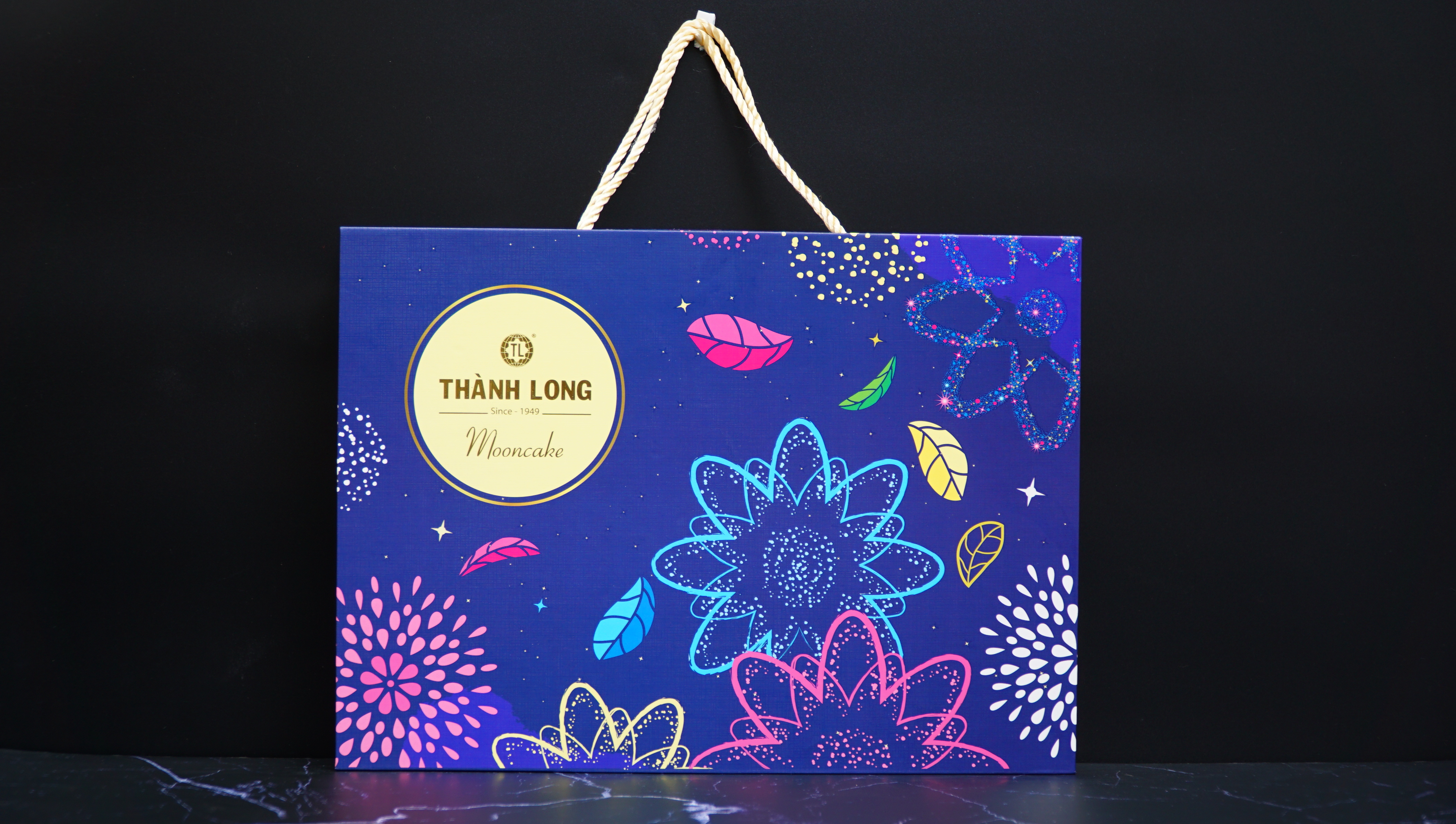 Bộ hộp Bánh trung thu Phát Lộc 6 bánh có trứng 100g - Thành Long - 600g - tặng 1 hộp trà - VIỆT NAM