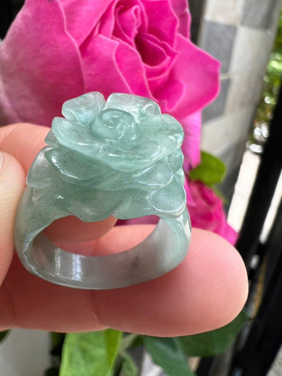 Nhẫn Nữ mới chạm Bông Hồng Nổi Đá Cẩm Thạch Tự Nhiên màu Xanh Đều Bóng đẹp Ni 18mm Cao 28mm Dầy 3mm Chị em Nữ đeo lên tay xinh xắn ạ