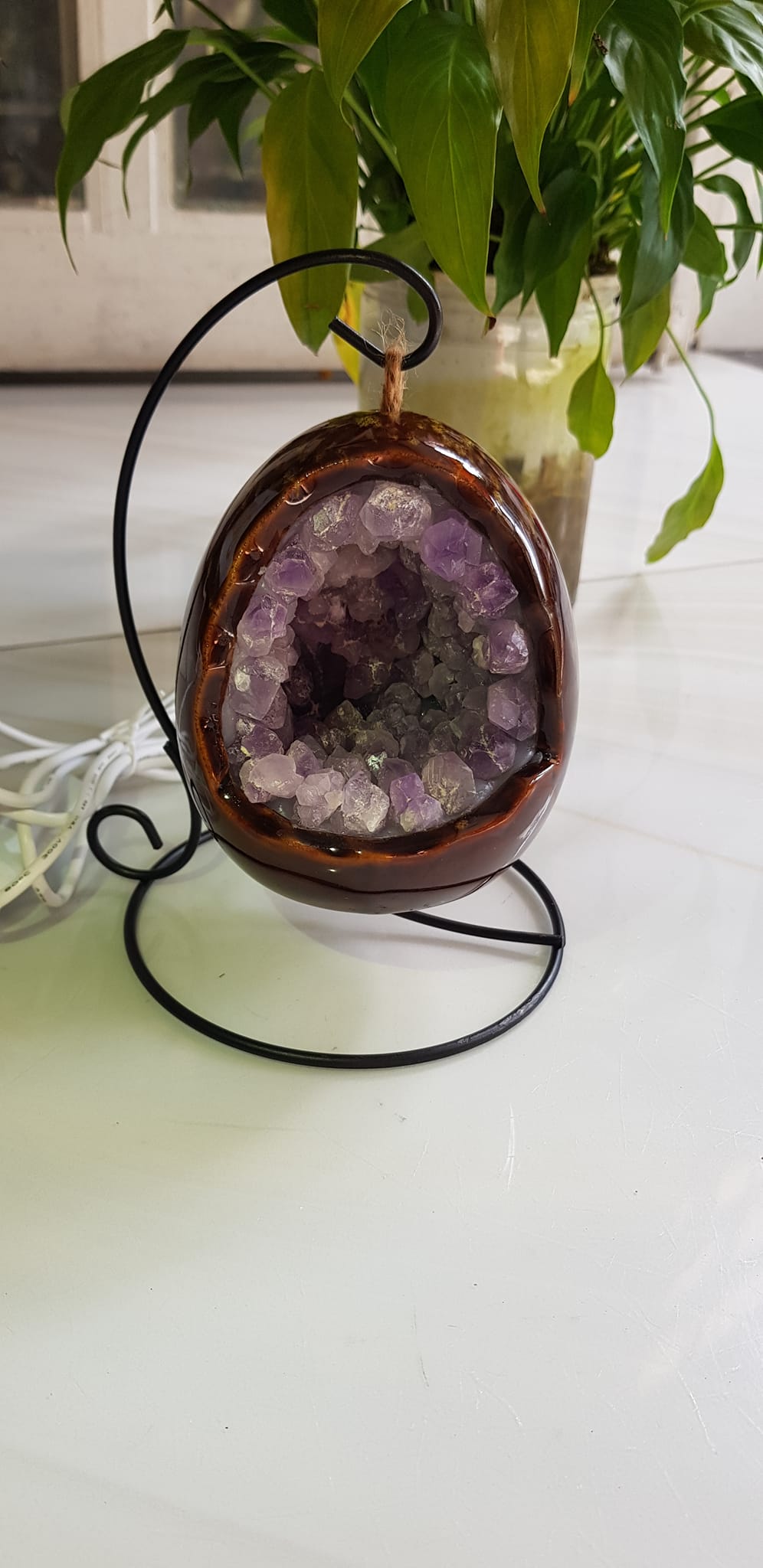 Miếng thạch anh tím tự nhiên hốc sâu có đế kiểu có đèn điện công dụng hút tài lộc Size cả chân Cao 16cm đk 12cm miếng tím cao 10cm x đk 8cm Anh Chị để bàn trang trí nhà bàn thờ Thần Tài và treo trong phòng làm đèn ngủ may mắn màu tím thật sự rất tốt đẹp ạ