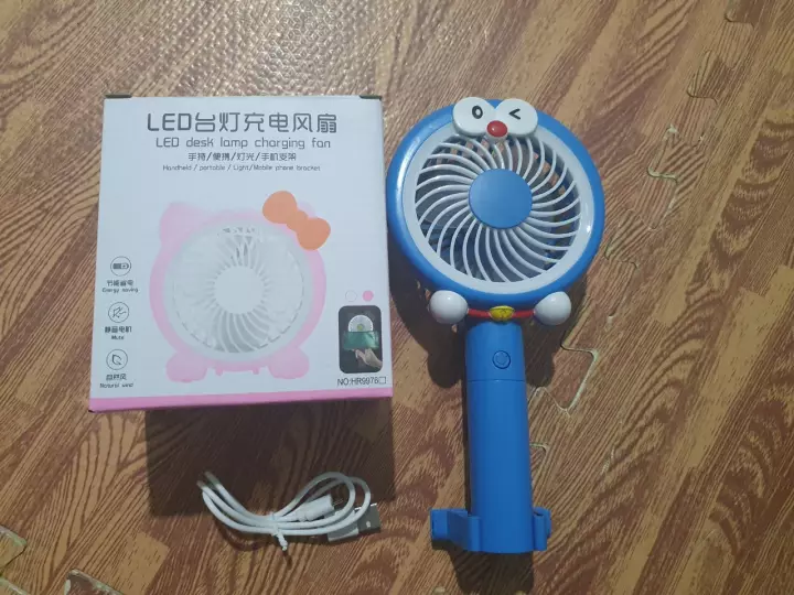 Quạt cầm tay 3 tốc độ gió, có đèn led sáng rất xịn xò hình mèo doremon và kitty cho bé cực xinh và xịn giải cứu ngày mất điện