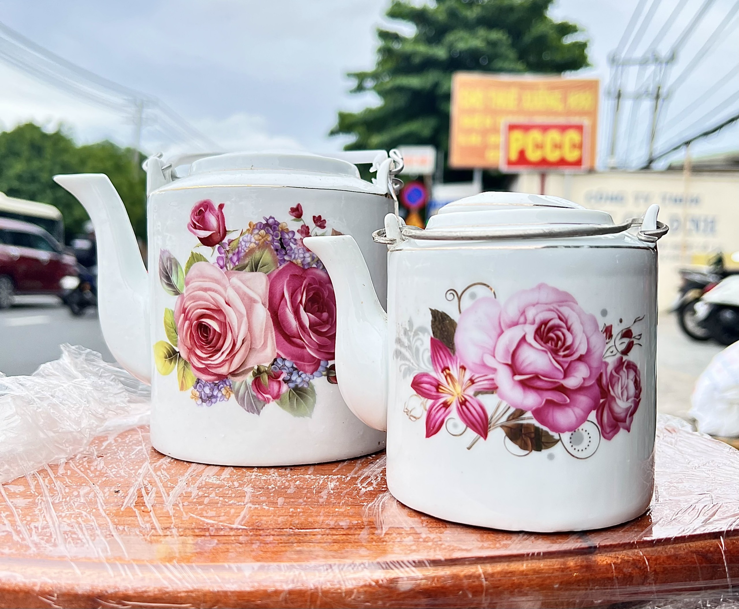 Ấm Trà sứ Bát Tràng cao cấp họa tiết bông hoa