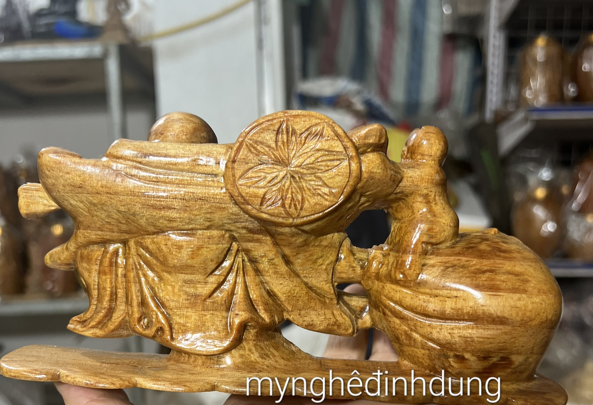 Tượng phật di lặc kéo bao vàng để ôtô bàn học bàn làm việc...bằng gỗ huyết long kt 20×10×7cm
