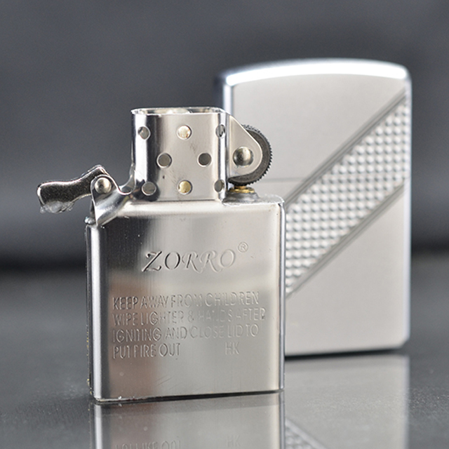 Vỏ Hột Quẹt Bật Lửa Xăng Đá Zorro Z92006B Họa Tiết Chéo - Dùng Xăng Bấc Đá Cao Cấp