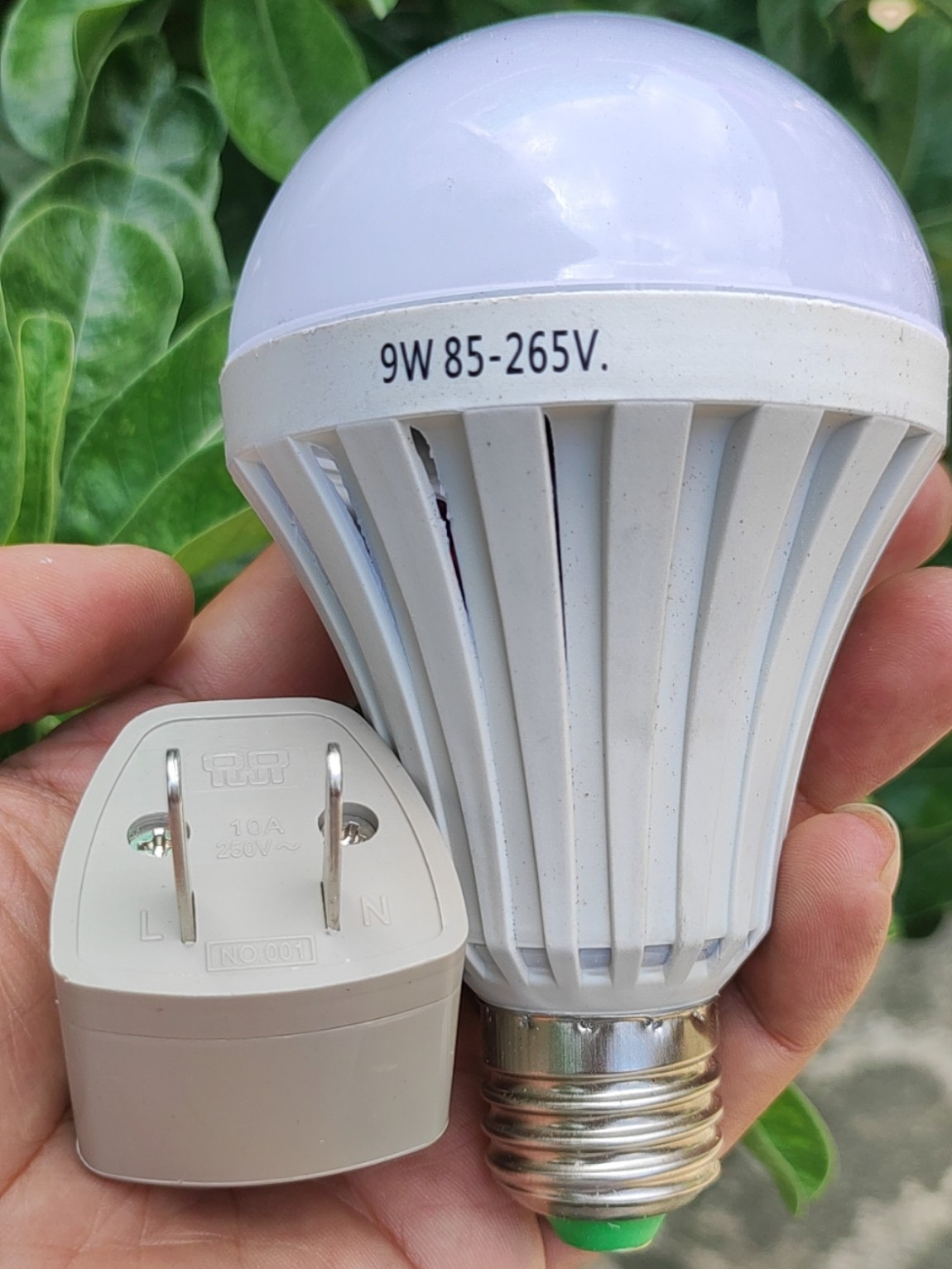 Bóng đèn Led cảm ứng tích điện 9W tặng kèm chui sạc