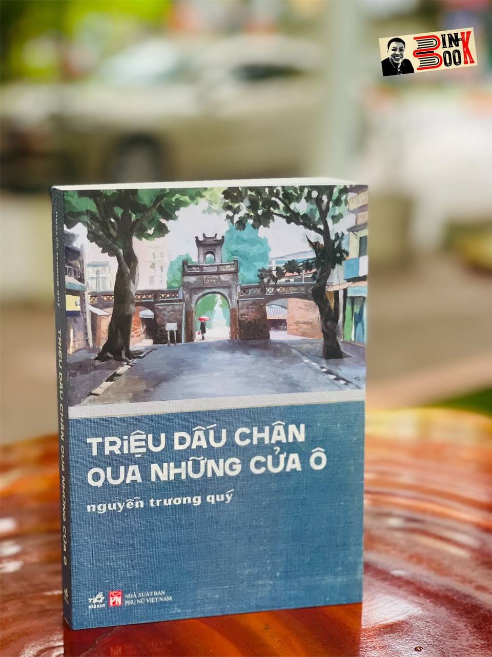 (Có chữ ký tác giả) TRIỆU DẤU CHÂN QUA NHỮNG CỬA Ô – Nguyễn Trương Quý – Nhã Nam – NXB Phụ Nữ (Bìa mềm)