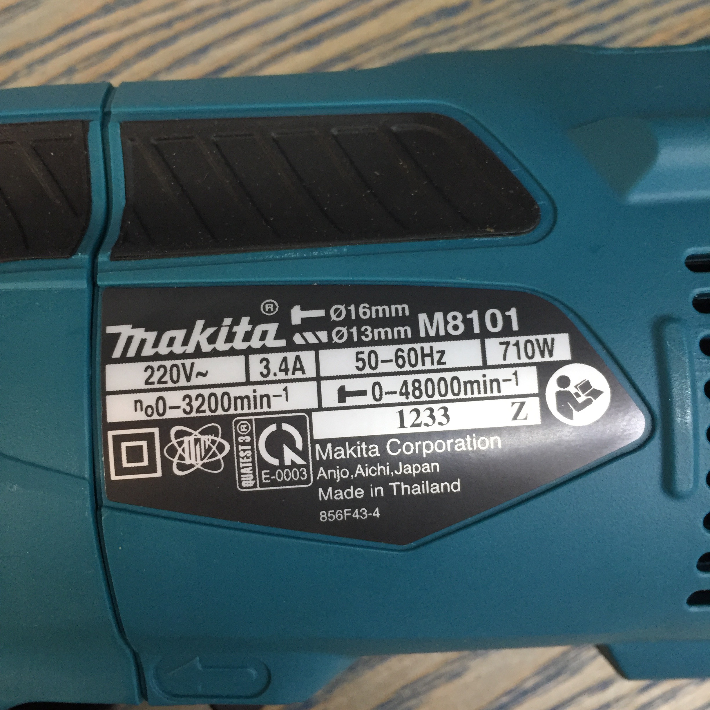 Máy khoan búa 710W - 16mm Makita