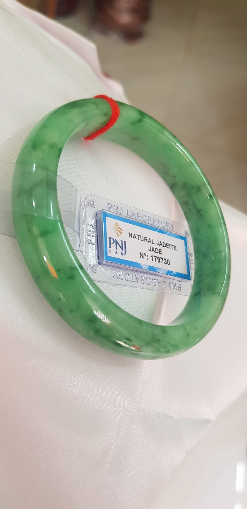 Vòng Cẩm Thạch tự nhiên Vip Bản Hẹ ĐL Ni 56mm x Cao 12mm x dầy 7,8mm Vòng kiểm định P No 179730 màu Xanh Lý Đều bóng vân đậu lý cưng quá mượt đẹp Nữ mệnh Mộc Thủy Hỏa cân nặng 54kg - 63kg đeo rất đẹp sang tay ạ
