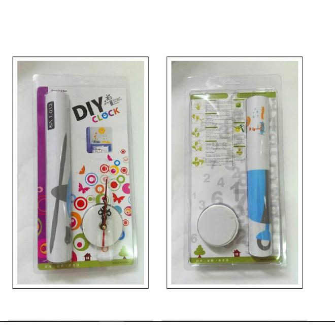 Decal Trang Trí Tường Kèm Đồng Hồ Dán Tường Hươu Cao Cổ Lái Máy Bay