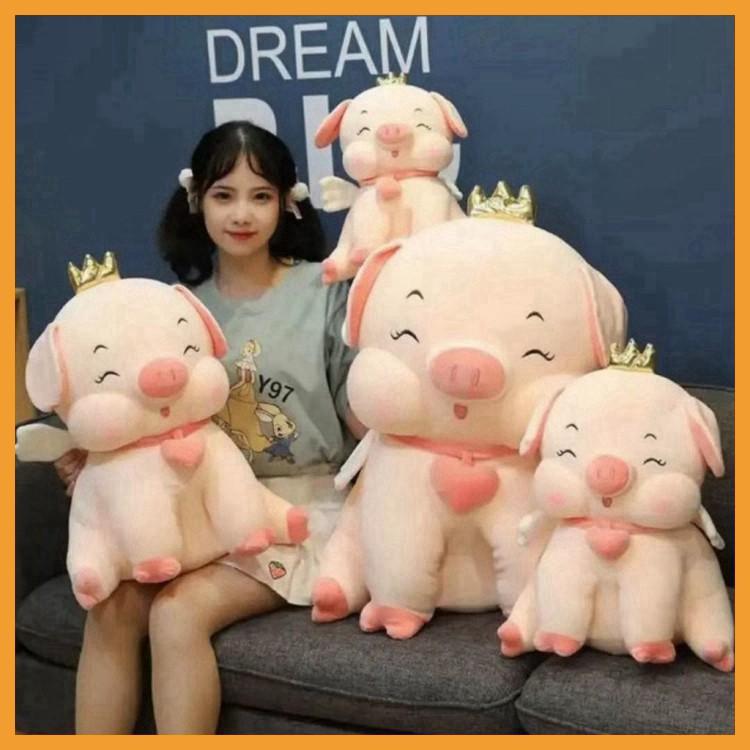 Gấu Bông Heo Ngồi Vương Miện Đeo Chuông
