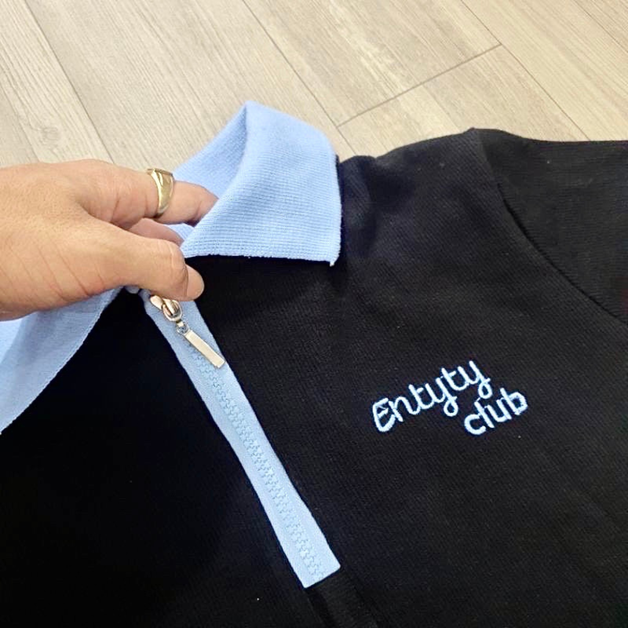 V4- Đầm polo cổ xanh có dây kéo thêu chữ chất thun mịn kiểu dáng trẻ trung nữ tính Hana
