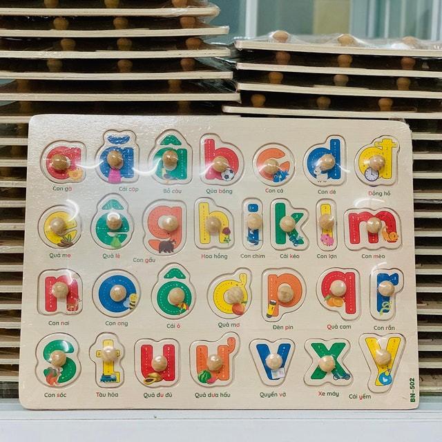 Đồ chơi bằng gỗ bảng múm chứ cái tiếng việt in thường, in hoa