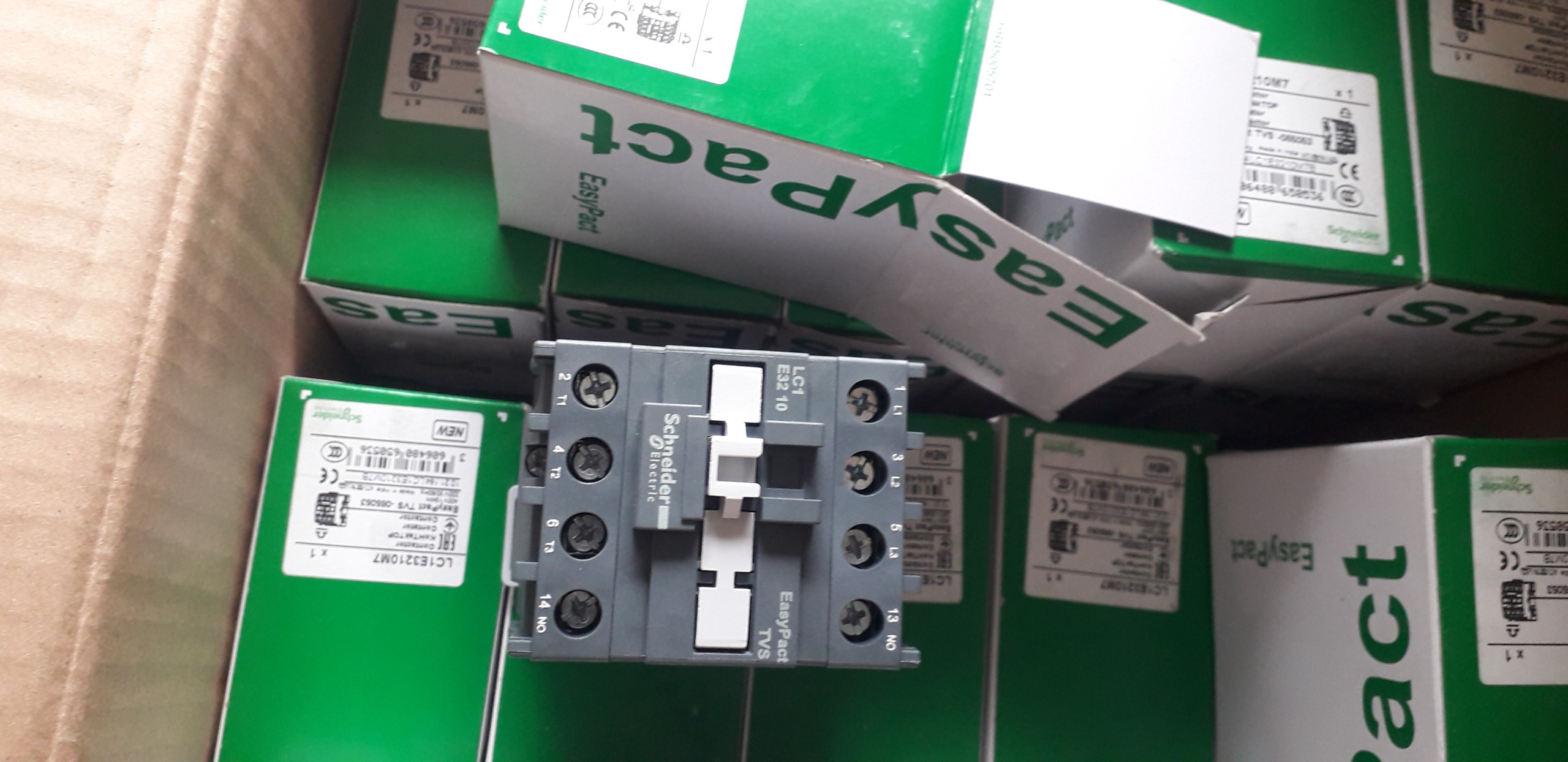 Công tắc Contactor 32A coil 220VAC Schneider LC1E3210M5 / M7