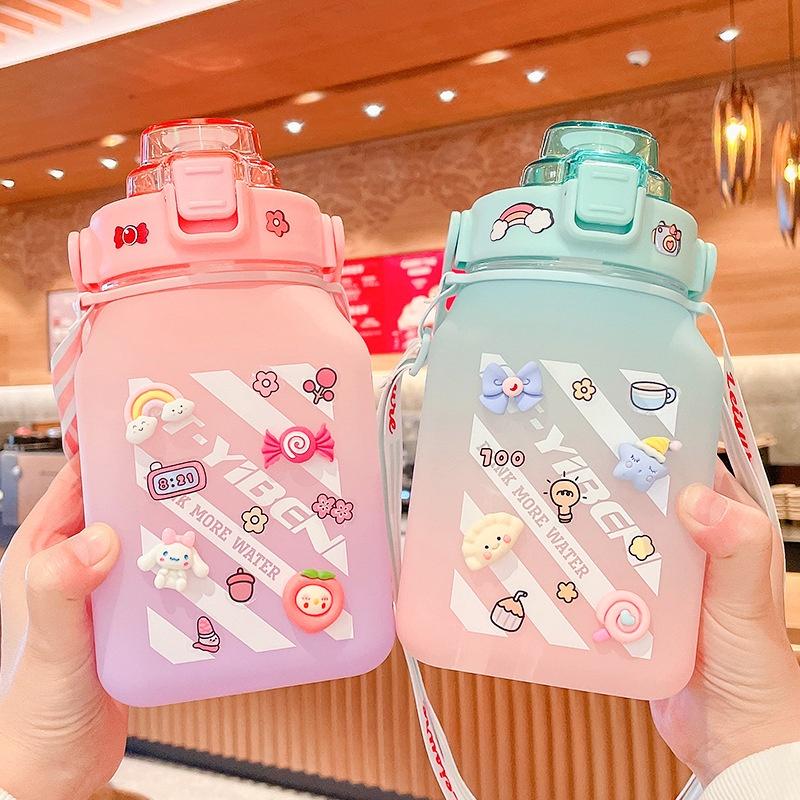 Bình Đựng Nước Vuông Siêu Dễ Thương Dung Tích 1.5L Tích Hợp Ống Hút Kèm Dây Đeo Tiện Lợi Có Tặng Sticker