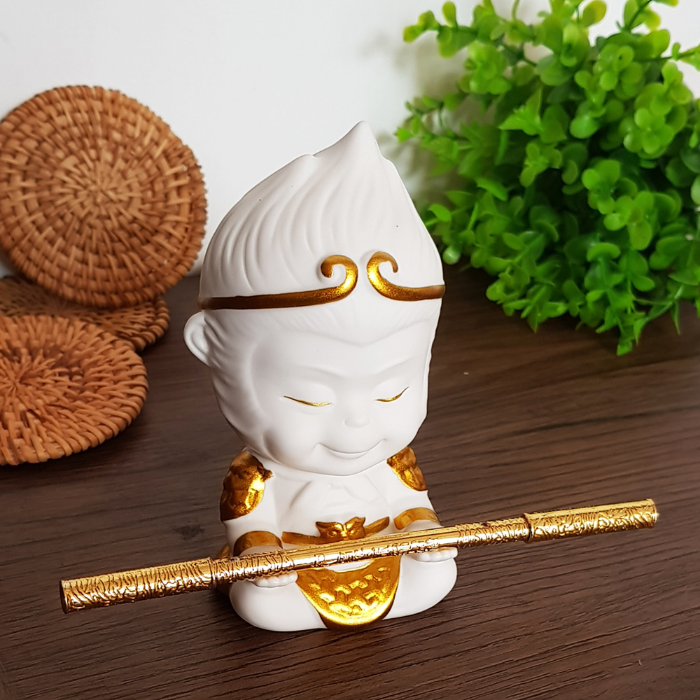 Tượng Chibi Mỹ Hầu Vương 11.5cm bằng gốm trắng (kèm gậy Như Ý + áo choàng + đế tre) - mẫu dang tay