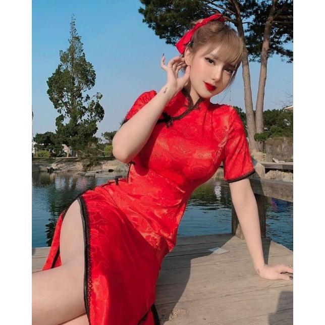 Đầm đỏ cổ tàu viền đen cài nút xẻ đùi