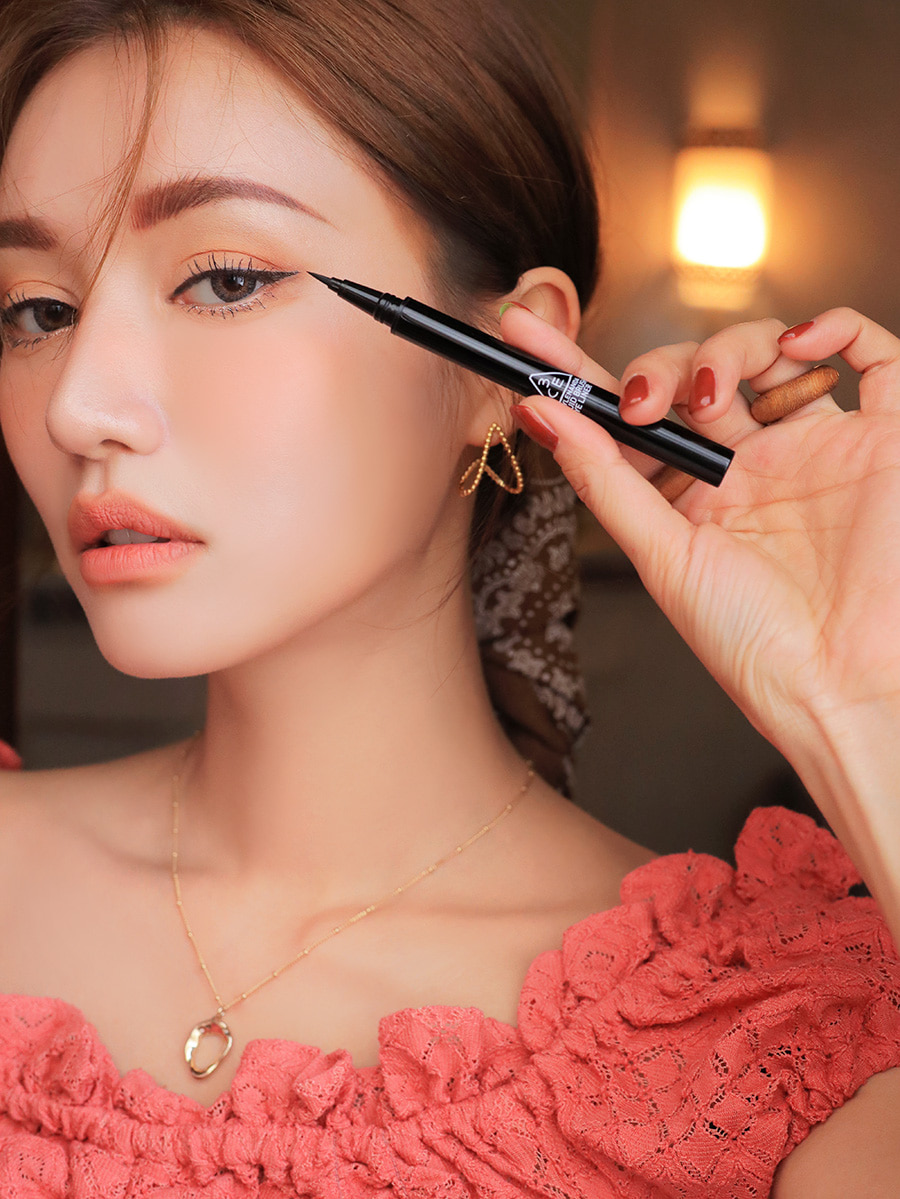 Bút Kẻ Mắt Nước 3CE LIQUID BRUSH EYE LINER Cho Đôi Mắt Thêm Sắc Nét