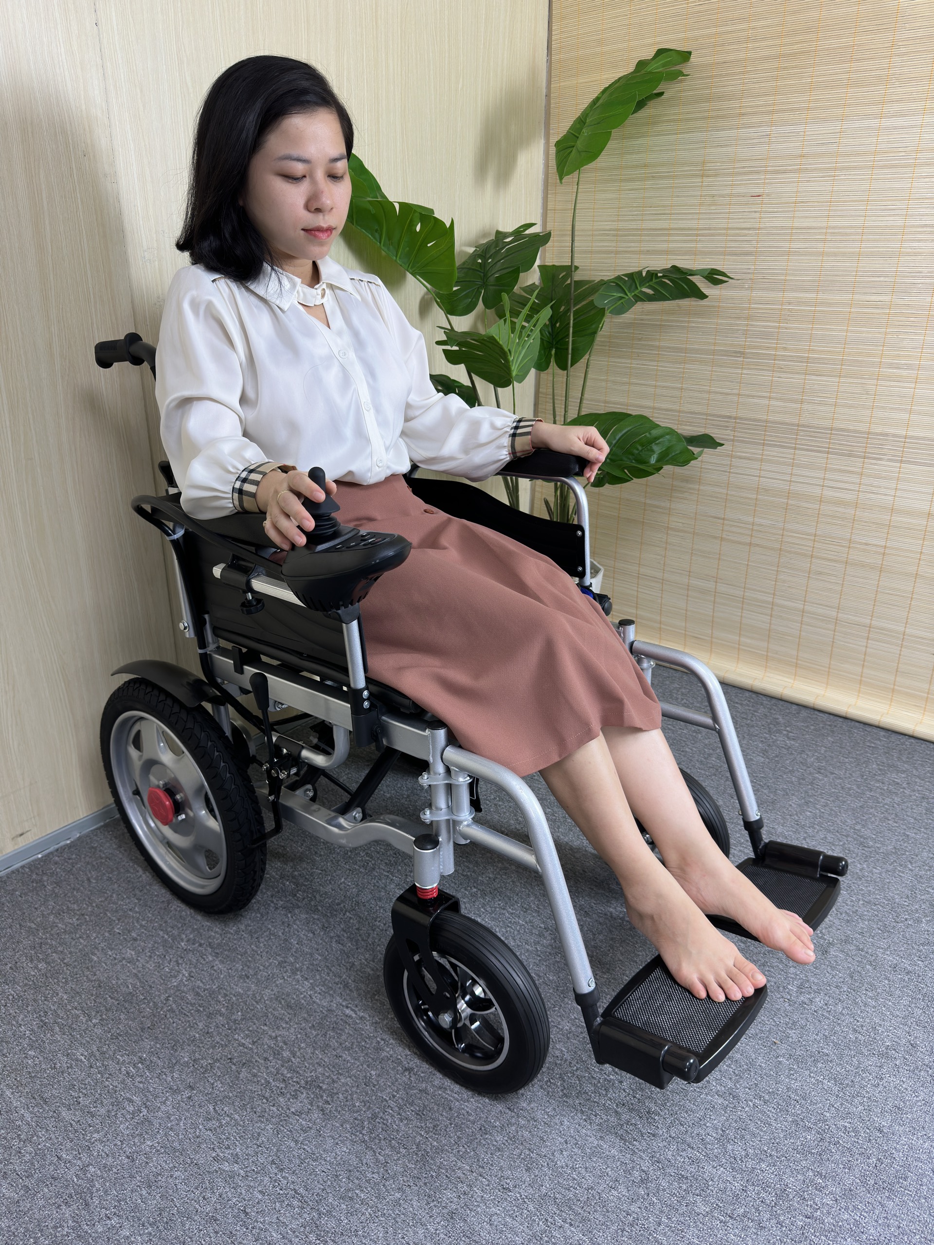 Xe Lăn Điện Phanh Điện tử Gấp Gọn, Điều Khiển Dễ Dàng, Pin Sạc Tối Đa 20km, Chính Hãng NIKITA XLD-1520