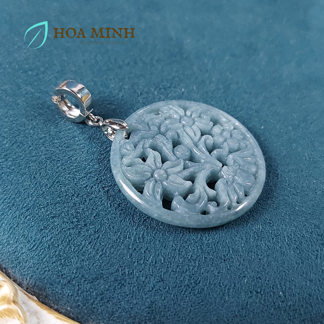 Mặt dây đá Cẩm Thạch ngọc lam tròn chạm hoa đường kính 34mm phong cách thanh lịch, cổ điển không kén mệnh