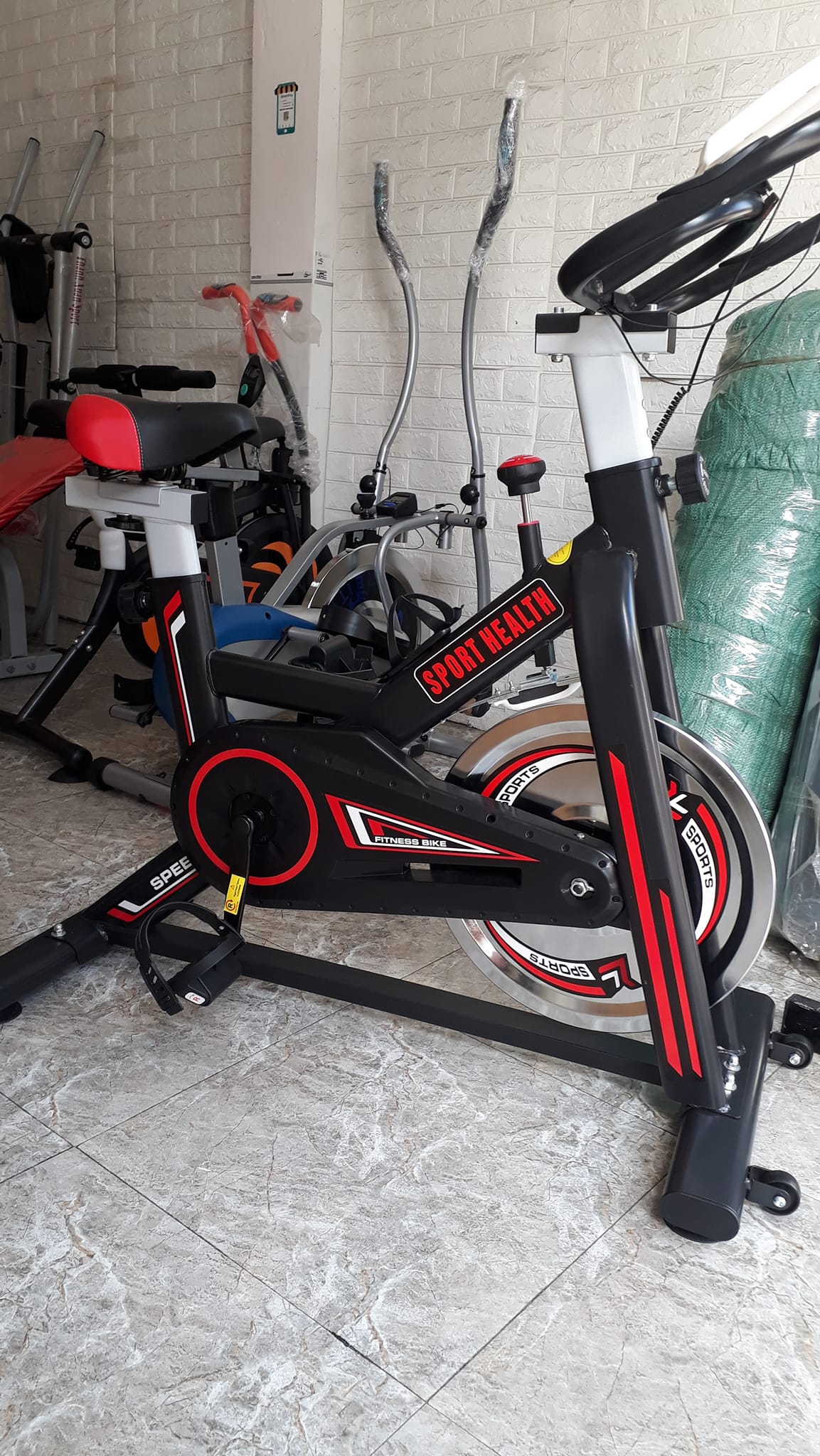 Xe đạp tập thể dục tập gym trong nhà Sport Health giúp giảm cân giảm mỡ toàn thân, chuyển động bẳng dây curoa êm không gây ồn