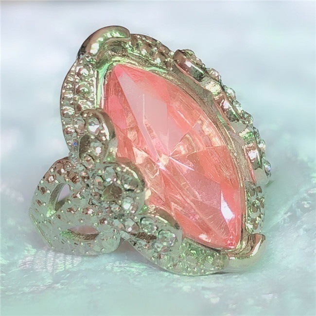 Nhẫn xoàn, đính đá Zircon, Kiểu dáng Ruby, Phong cách Âu Mỹ, Chất liệu Hợp kim tráng Platin Mẫu Luxi Green M002, Kèm túi đựng Cung Hỷ chất liệu Nhung gấm