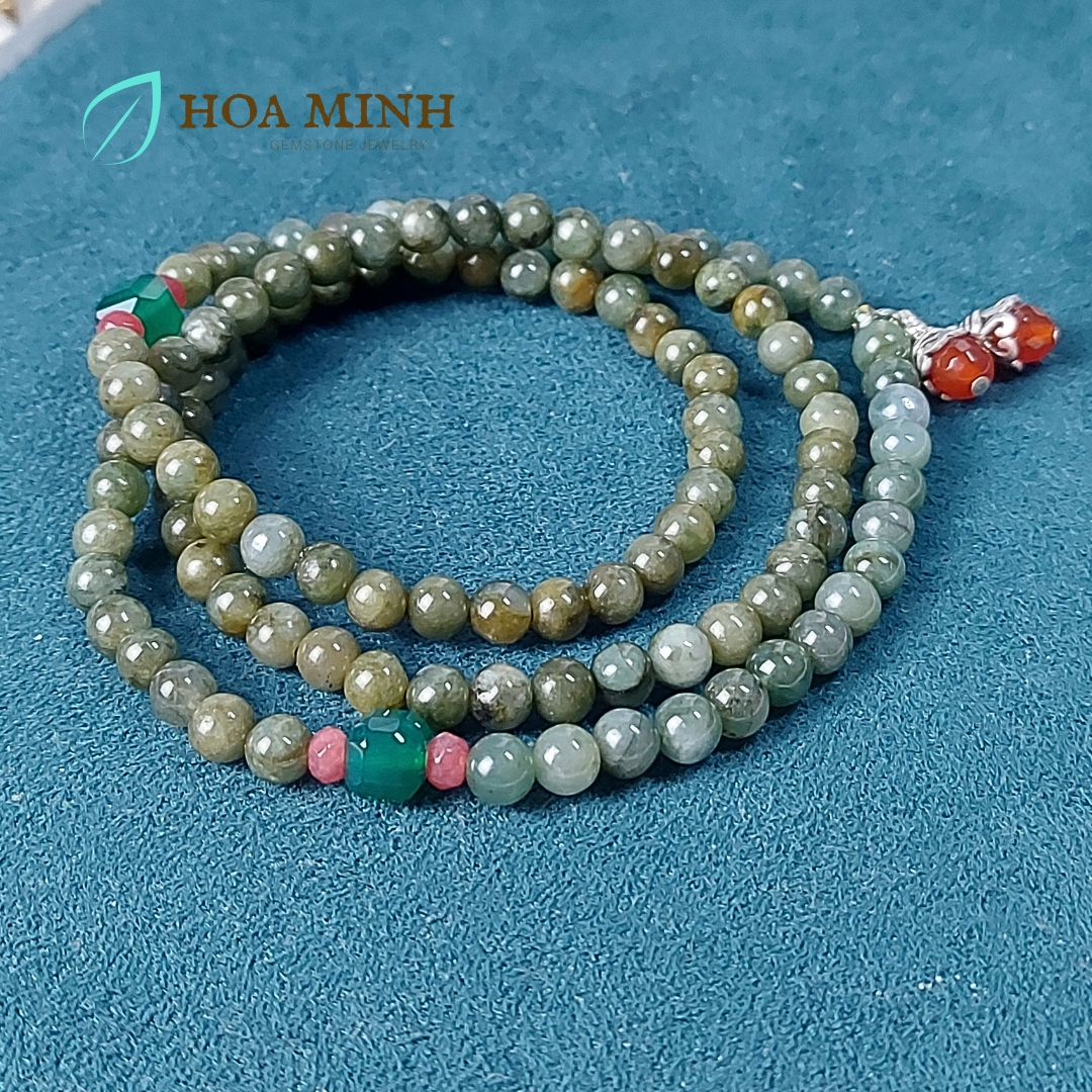 Vòng tay chuỗi 108 hạt Cẩm Thạch dầu theo dải màu size 5.6 li phối thạch anh xanh vuông, bánh xe mã não hồng cắt giác và charm bạc bọc mã não đỏ