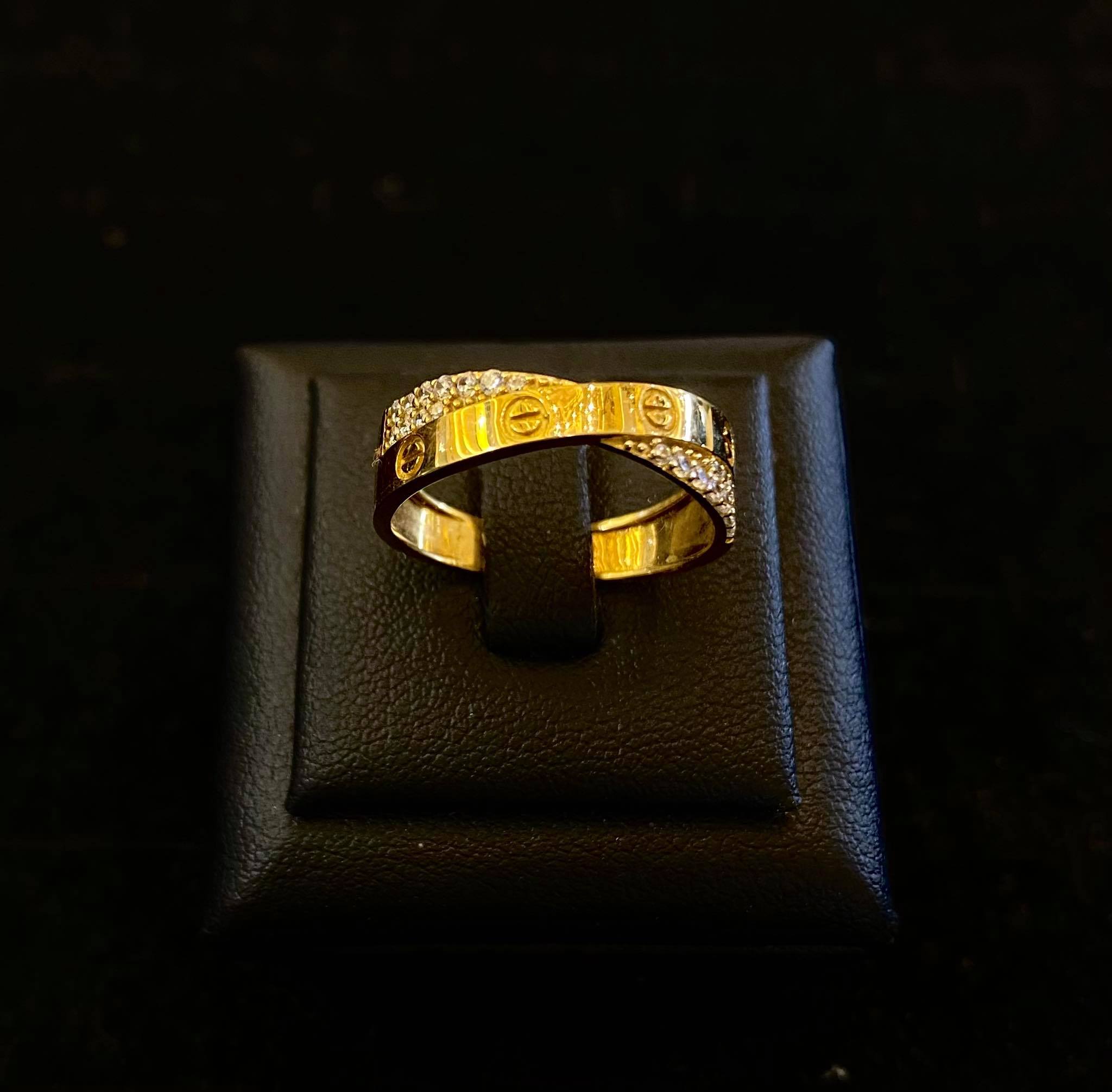 Nhẫn vàng 18k đường chéo sang trọng