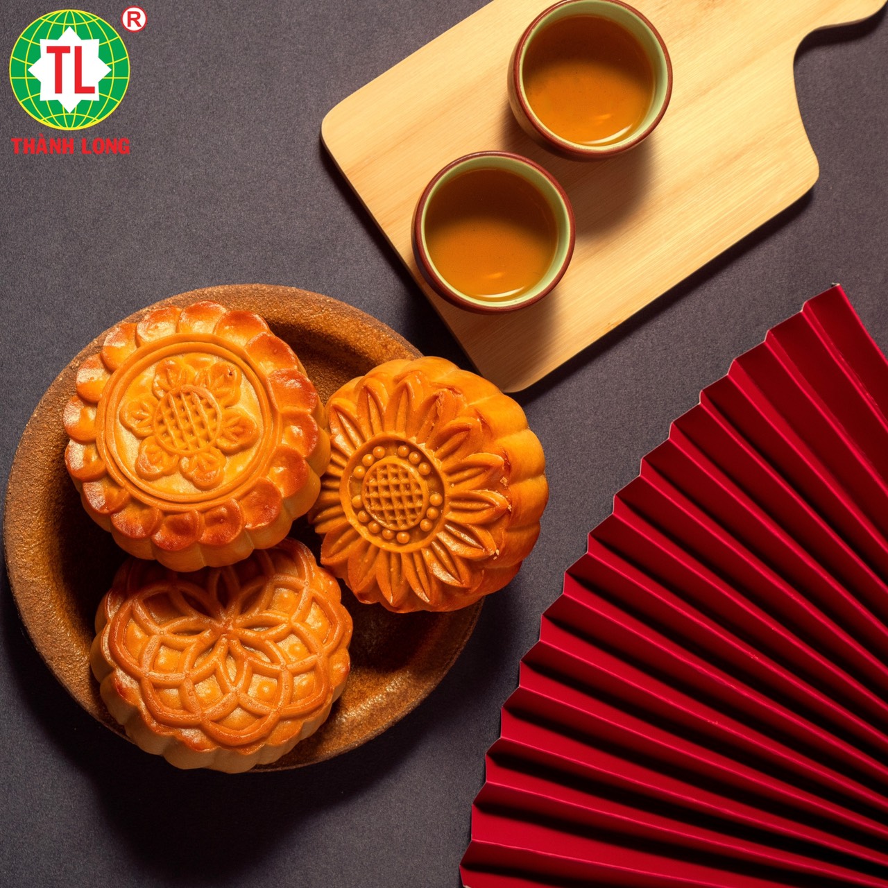 Bộ hộp Bánh trung thu cao cấp tráng gương Hoàng Kim 4 bánh 2 trứng 220g - Thành Long - 880g - tặng 1 hộp trà - VIỆT NAM