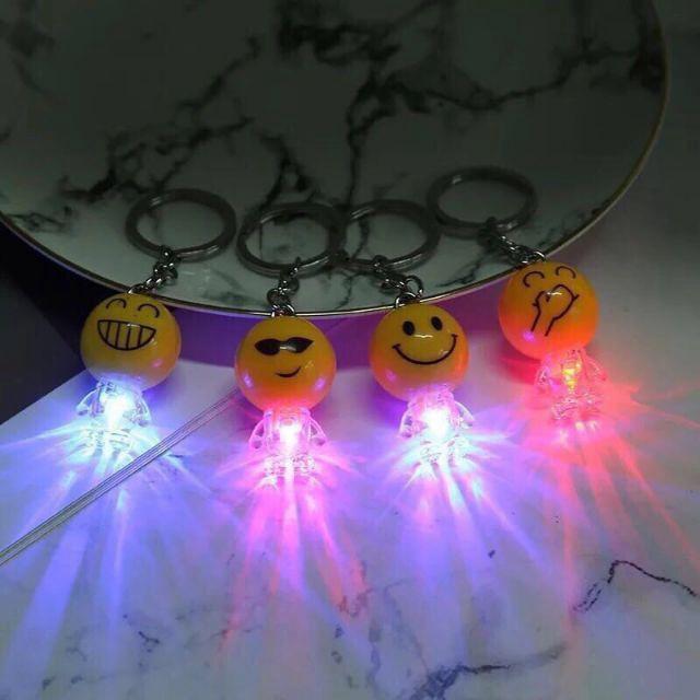 Móc khóa mặt cười Emoji có đèn phát sáng-Móc khóa mặt cười Emoji có đèn phát sáng-Móc khóa mặt cười Emoji có đèn phát sá