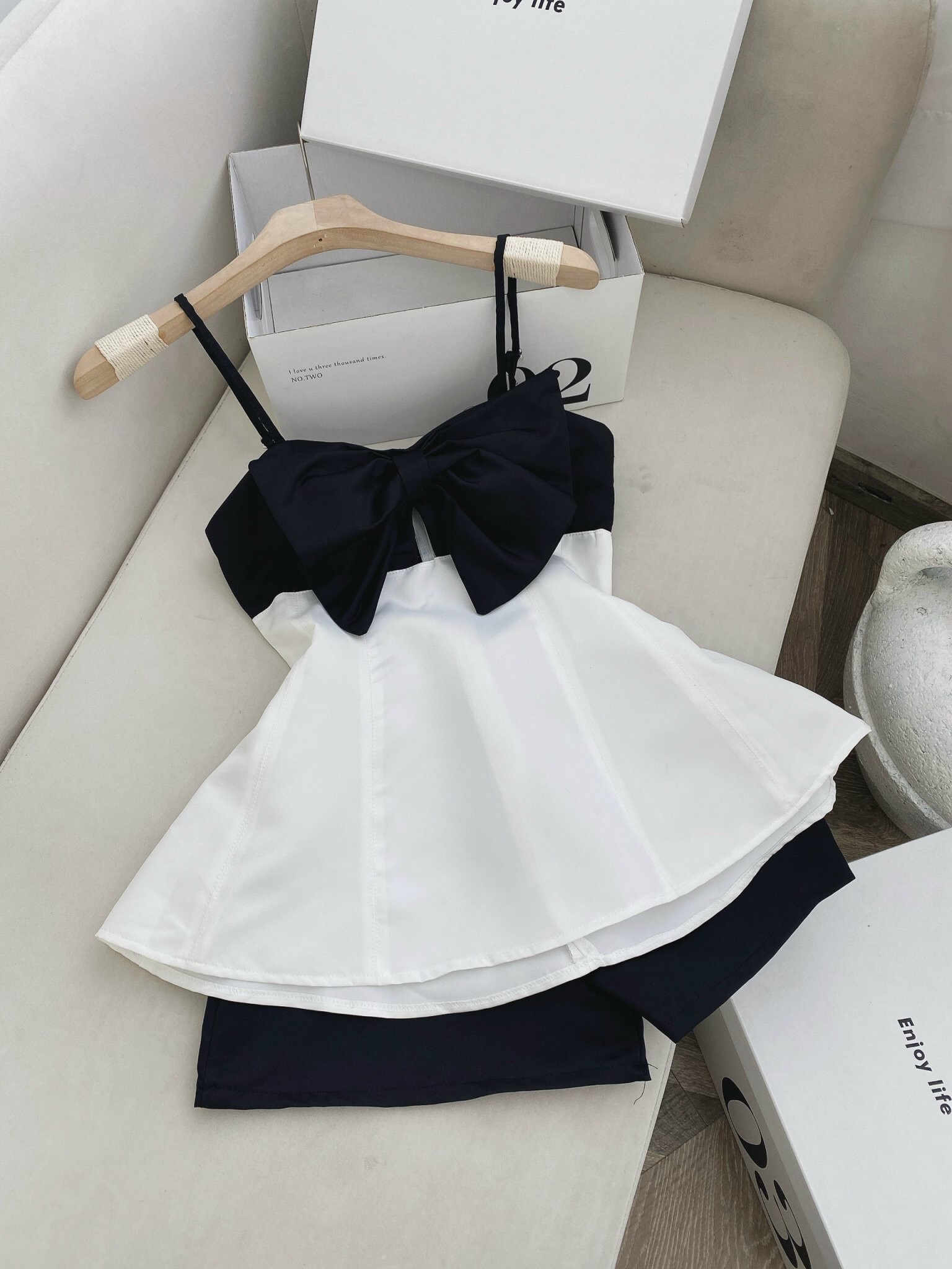 Set áo 2 dây nơ ngực kèm quần short sang chảnh