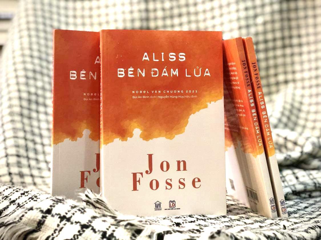 Sách - Aliss Bên Đám Lửa - Jon Fosse (tác giả Nobel Văn chương 2023) - Rainbow Books