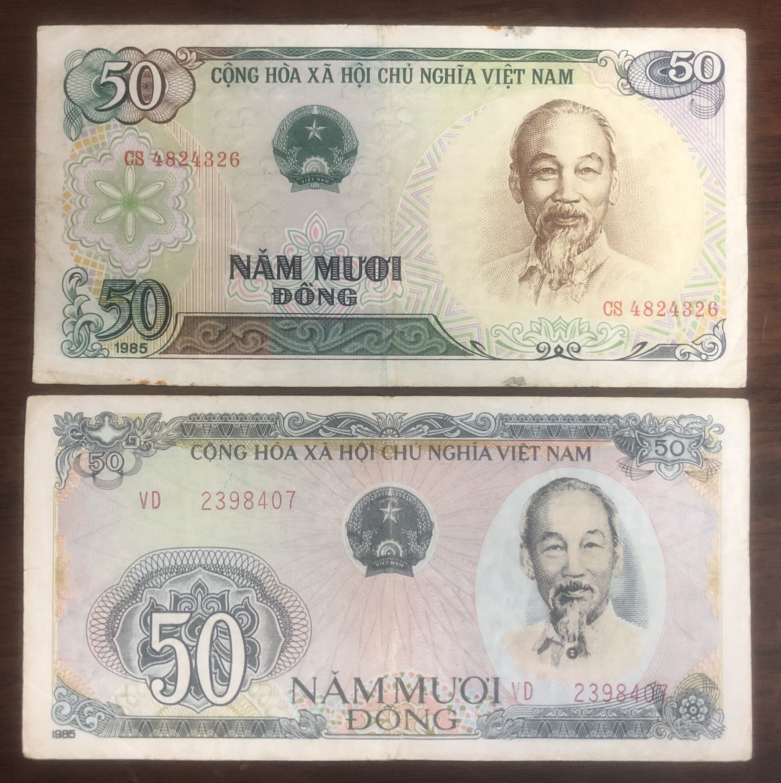 Combo 2 tờ tiền mệnh giá 50 đồng phát hành cùng 1 năm 1985,  tặng kèm bao nilong bảo quản