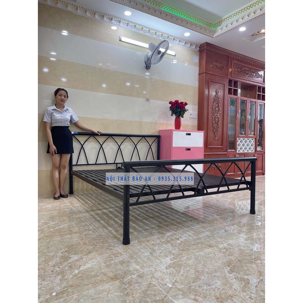 Giường sắt mỹ nghệ đan chéo 1m8x2m, tháo lắp dễ dàng