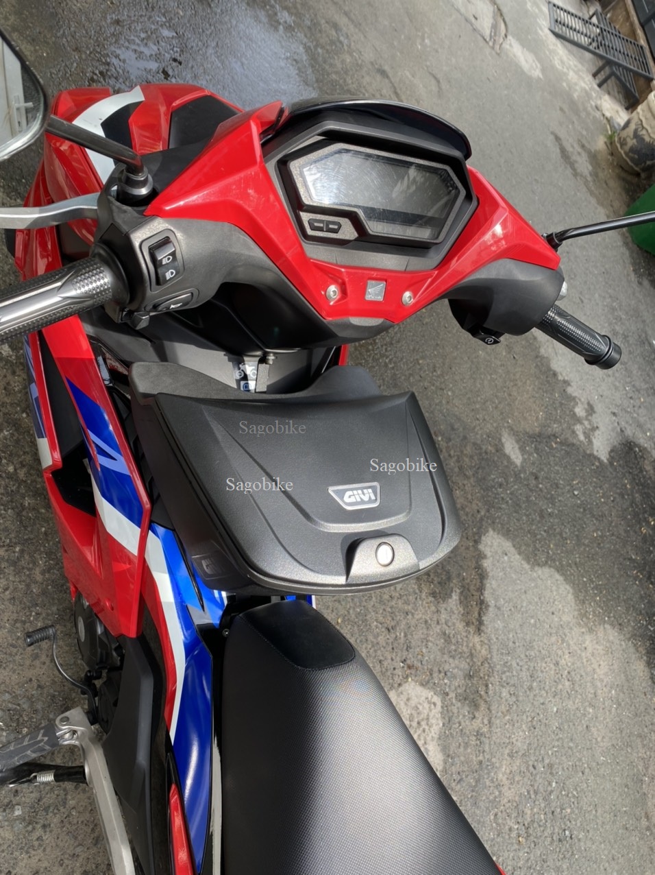 Thùng giữa Givi G10N kèm bát gắn cho xe Winner X 2022, thùng giữa Winner X V3