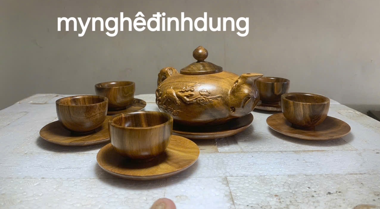 Bộ  ấm chén chim mai bằng  gỗ  bách xanh thơm nức đẹp long lanh