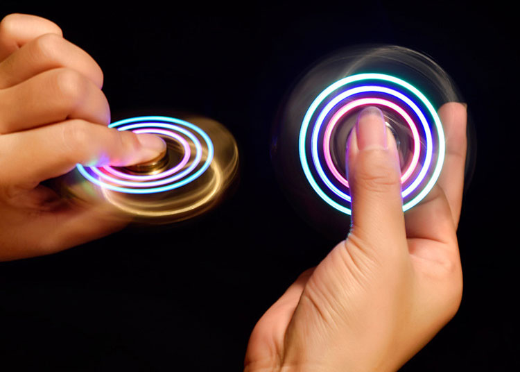 Bật Lửa Đồ Chơi Dùng Điện - Giao Màu Ngẫu Nhiên