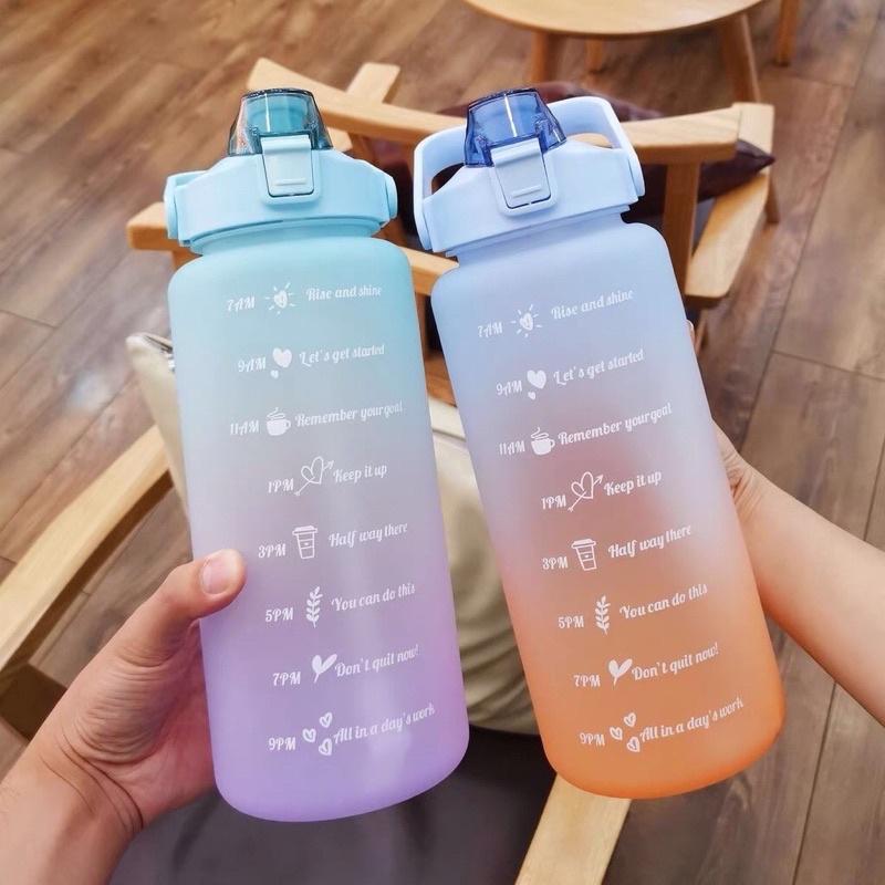Bình Nước 2L Nhiều Màu Cute Tích Hợp Ống Hút Có Vạch Kẻ Chia ML Nhắc Nhở Giờ Uống Nước